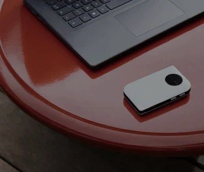 La box de poche 4G d'Internet Garanti posée à côté d'un ordinateur portable